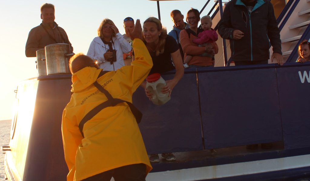 1-foto klaas Spithof reddingboot overgeven van skooibak 2016